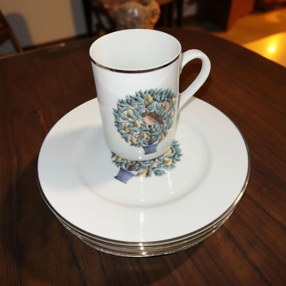 NIB Vintage Avon Twelve Days of Christmas Coffee Mugs & Dessert Plates 14K Rims - Picture 1 of 6